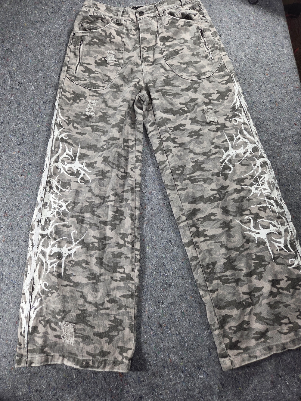 Bruised LA Camo Baggy Jeans Men’s M Studded Cross Y2K Distressed Wide Leg